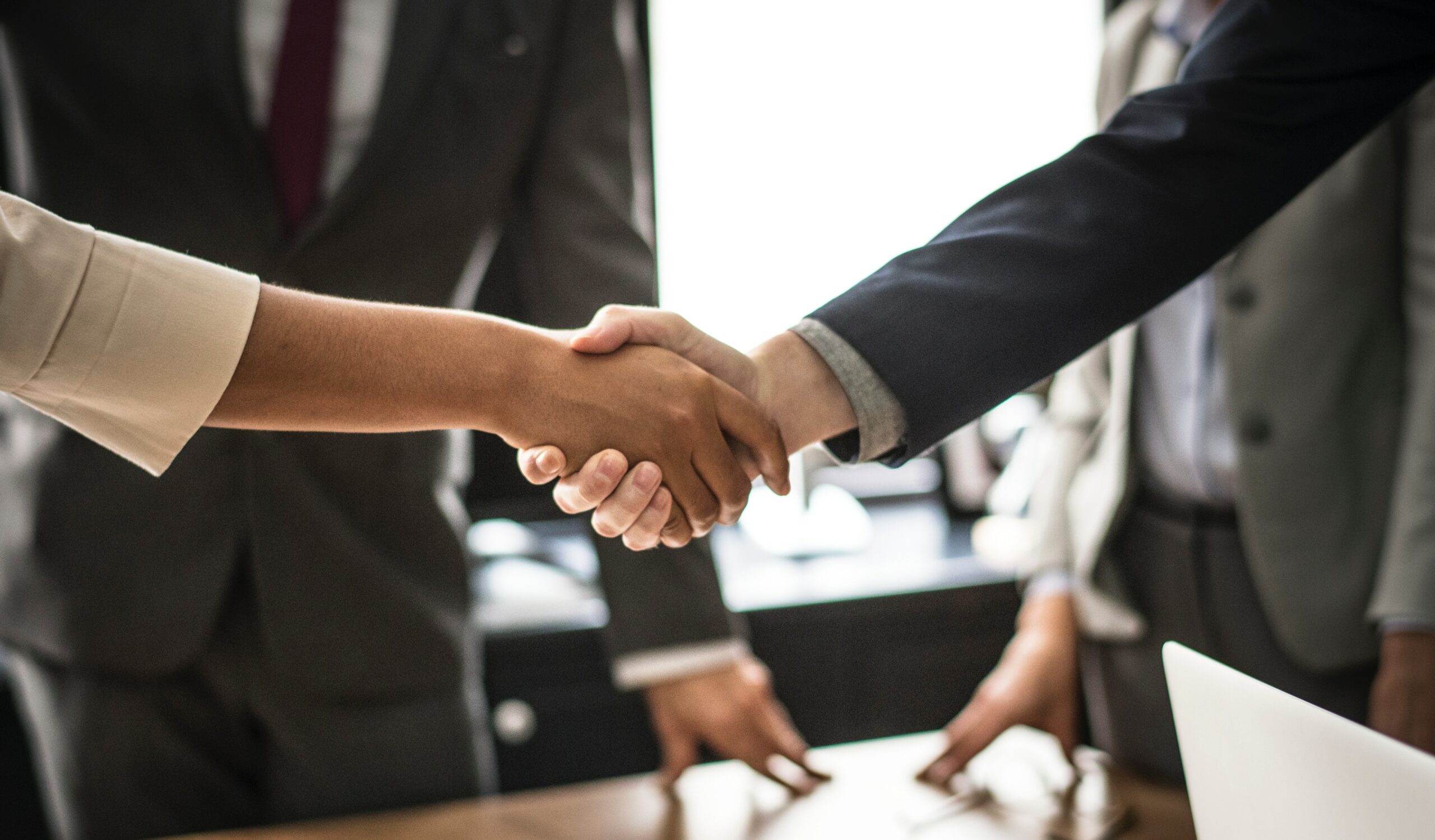 media shakes hand at trade show